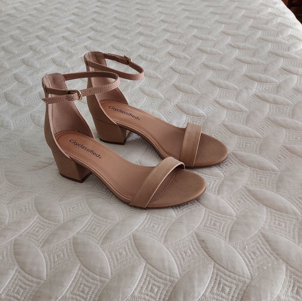 Sandals City Classified tan suede size 8